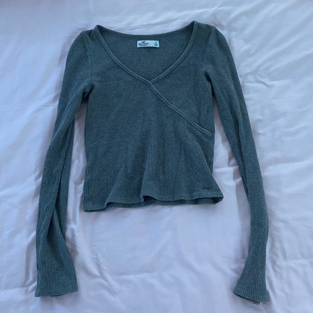 hollister long sleeved v neck top